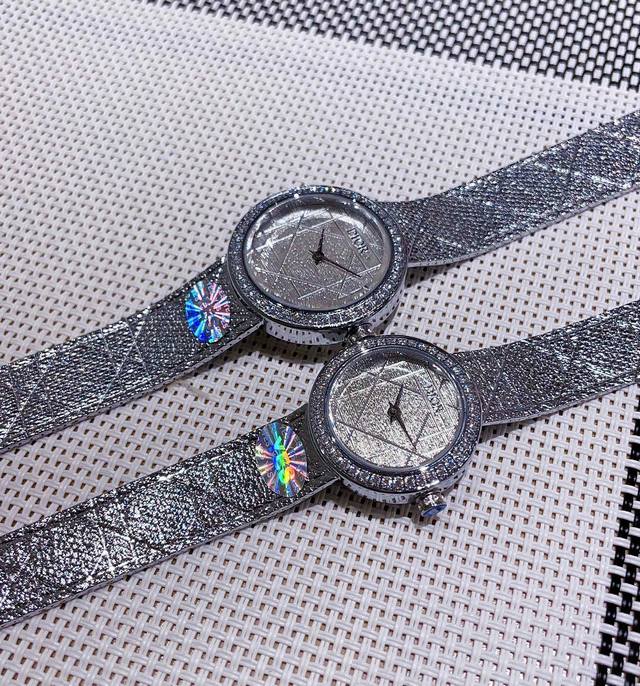 金白同价 迪奥La D My Dior Cd04111X1248 Cd04115X1251系列腕表。优美的弧线设计,搭配两枚利落指针、便以其极简之风,成为迪奥的 金白同价 迪奥La D My Dior Cd04111X1248 Cd04115X1251系列腕表。优美的弧线设计,搭配两枚利落指针、便以其极简之风,成为迪奥的