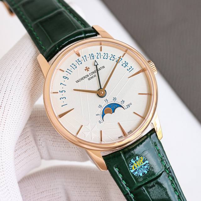 白 金 全新升级版Vacheron Constantin 经典之美品鉴江诗丹顿传承逆跳日历款腕表 型号40 00R-B329。盘面设计独树一帜，功能简单实用。采