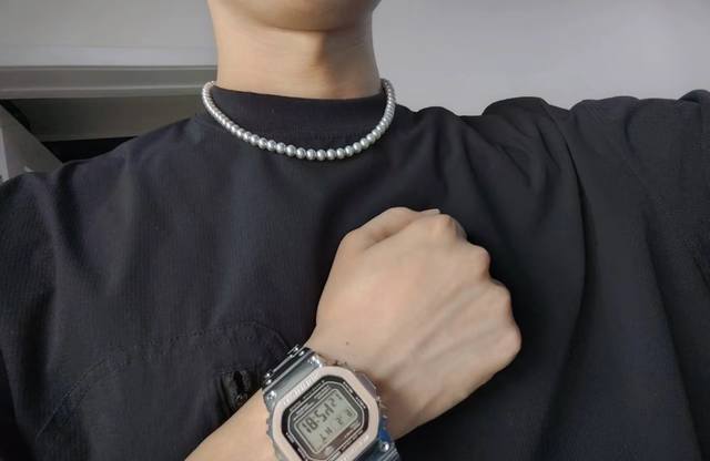 发货实拍,终于出货!小金砖,金色Gmw-B5000D-1Jfb5000 35周年方块钢带表 采用了极为用心的抛光和打磨,显得质感非常高级。经典的G-Shock壳 发货实拍,终于出货!小金砖,金色Gmw-B5000D-1Jfb5000 35周年方块钢带表 采用了极为用心的抛光和打磨,显得质感非常高级。经典的G-Shock壳