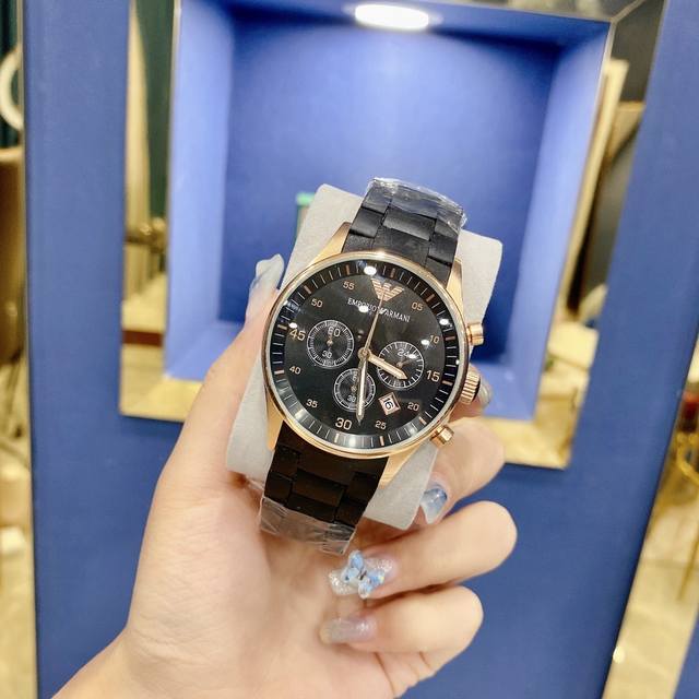 型号:Ar59055906 表壳:316L精钢表镜:矿物质强化玻璃 表带: 硅胶包钢表带尺寸:42Mm38Mm 厚度:13Mm经典简约黑金格调 时尚潮流感十足 型号:Ar59055906 表壳:316L精钢表镜:矿物质强化玻璃 表带: 硅胶包钢表带尺寸:42Mm38Mm 厚度:13Mm经典简约黑金格调 时尚潮流感十足