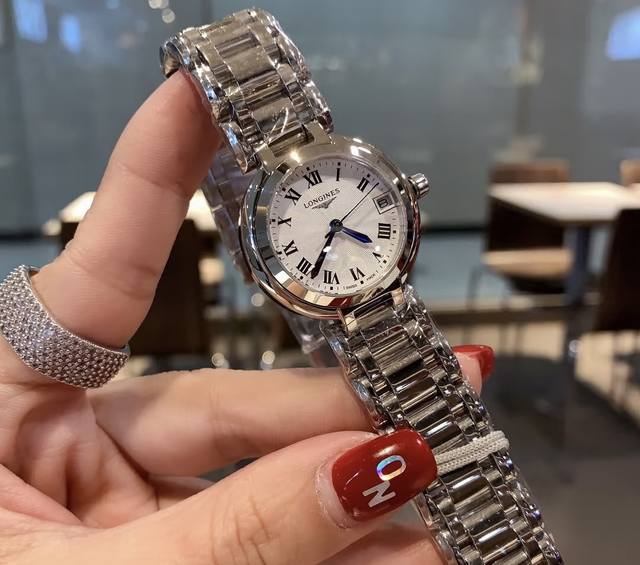 浪琴心月系列月相女士腕表，采用独家定制，进口石英机芯，精钢圆形表壳，表径30.5Mm，抗磨损合成双卜玻璃，钻石刀Cnc切割月相窗口，高档八角批花镐石钻丁刻度，蓝