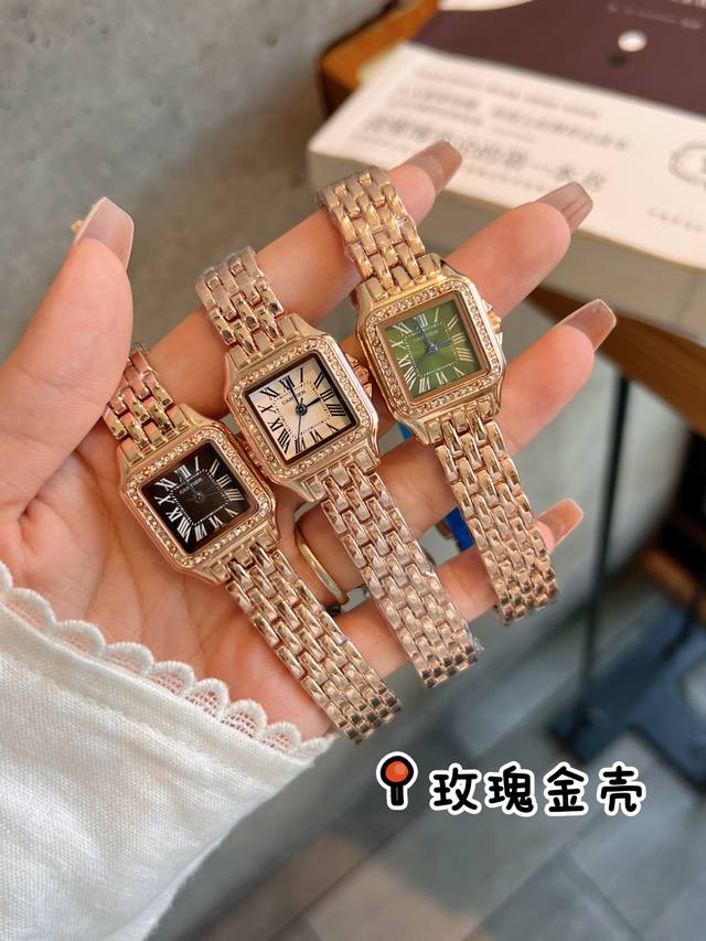 卡地亚 猎豹手表, 新款 是PanthèRe De Cartier猎豹所传达的美学风格。它线条流畅,魅惑动人,柔软服帖于腕间,宛若在肌肤上翩翩起舞。独特的造型彰 卡地亚 猎豹手表, 新款 是PanthèRe De Cartier猎豹所传达的美学风格。它线条流畅,魅惑动人,柔软服帖于腕间,宛若在肌肤上翩翩起舞。独特的造型彰