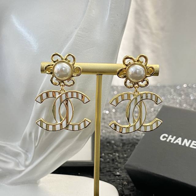 Chanel earrings hot-selling new style Zp Chan 23 sunflower platinum double C pe Chanel earrings hot-selling new style Zp Chan 23 sunflower platinum double C pe