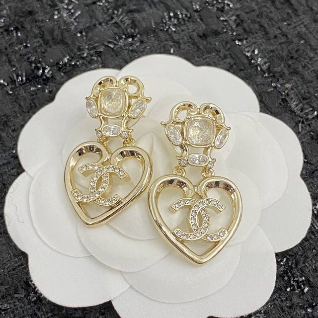 Chanel's hot-selling earrings are back on sale! Chanel 23 Heart Crystal Earrings Chanel's hot-selling earrings are back on sale! Chanel 23 Heart Crystal Earrings