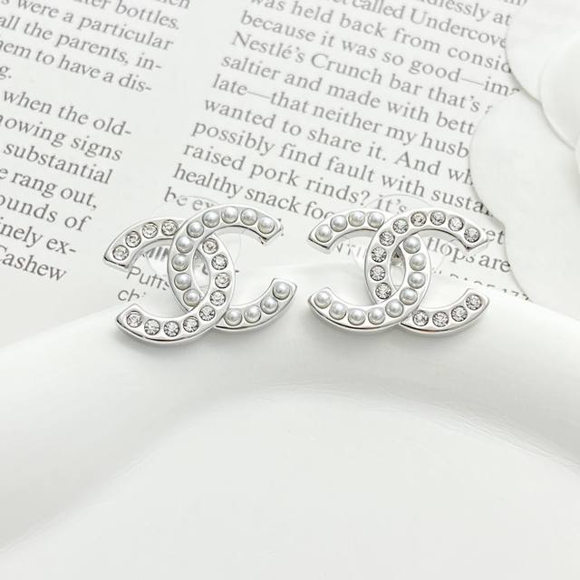 Chanel earrings are hot sellers! New arrival! Chan 25 pearl and diamond silver Chanel earrings are hot sellers! New arrival! Chan 25 pearl and diamond silver