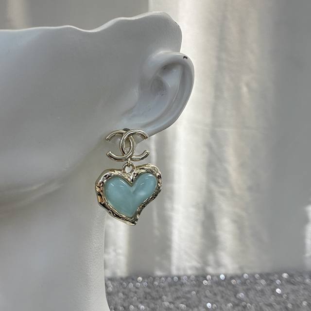 香奈儿耳钉热销款爆上新一致Zp，专柜同步 Chan 23 琉璃宝石蓝色爱心耳钉