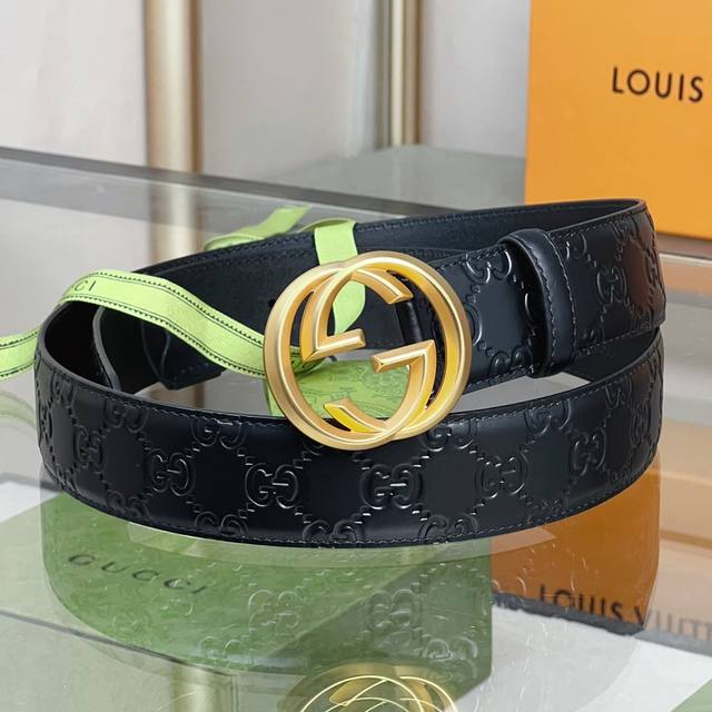 G家 Signature皮革腰带 互扣式双G带扣腰带，采用热压印技术的Gucci Signature皮革精制而成，触感厚实、钯色金属配件 互扣式双G带扣 4厘米