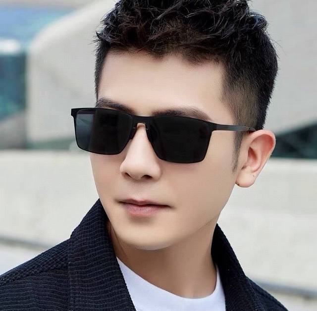 Gucci 男款炫彩飞行员偏光太阳镜 材质：高清尼龙加厚卡槽高清偏光镜片 无边框镜架颜型号：3806