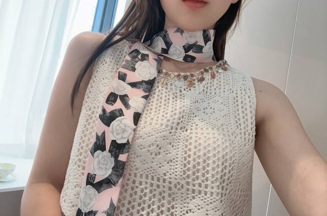 香奈儿25A-Twilly 新款山茶花发带 以香奈儿标志性山茶花缠绕腕间，让丝巾的柔美与金属的冷冽碰撞，诠释刚柔并济的巴黎格调。 一朵山茶，一缕丝缎，缠绕成风中