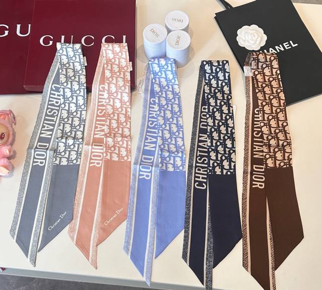 懂货的来，Dior 百分百斜纹真丝老花时髦小丝带，绝对的专柜品质，上等的好货 涂料精准印花，效果非常的赞，所谓的经典款，就是闭眼入不后悔系列，小丝带束发带都Ok