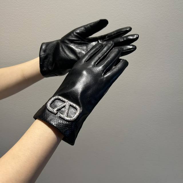 2025新款独家首发华伦天奴Valentino满钻触屏女款手套 原单品质 官网同步女士新款高档羊皮手套女神首选 不可错过百分百选用进口羊皮质细腻柔软 认准进口羊 2025新款独家首发华伦天奴Valentino满钻触屏女款手套 原单品质 官网同步女士新款高档羊皮手套女神首选 不可错过百分百选用进口羊皮质细腻柔软 认准进口羊