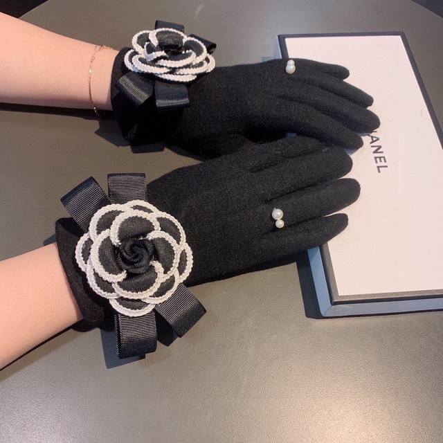 Chanel香奈儿专柜新品羊毛手套,时尚手套,秋冬保暖加绒内里,超仙山茶花,上手超舒适柔软、百搭!配盒子均码 Chanel香奈儿专柜新品羊毛手套,时尚手套,秋冬保暖加绒内里,超仙山茶花,上手超舒适柔软、百搭!配盒子均码