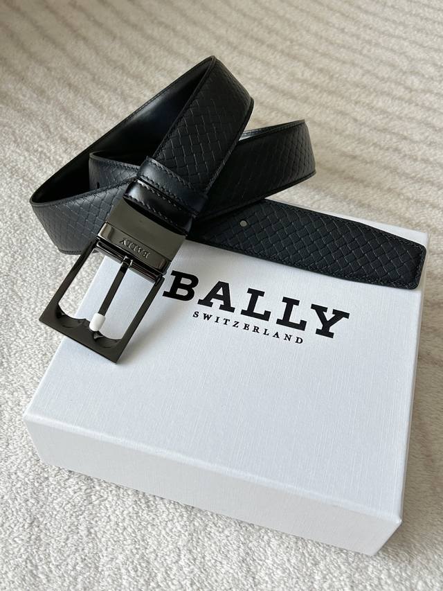 Bally皮带，编织纹理细腻有格调，银色扣头简约又不失精致感。宽3.4Cm 日常通勤配正装，周末休闲搭牛仔，一条皮带适配多种风格，实用性与颜值并存，男士衣橱值得