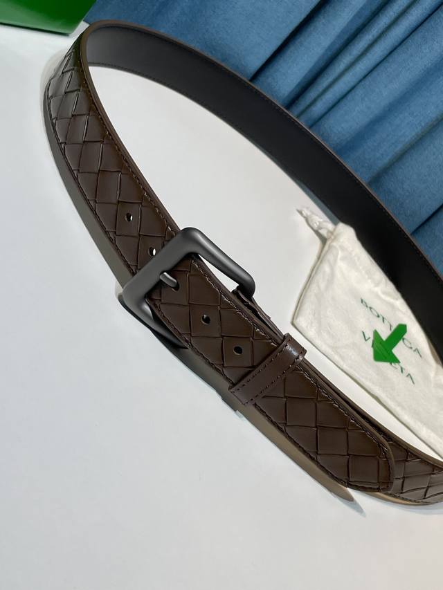 新纯手工编织皮带可为休闲装或正装造型增添优雅韵味，是低调奢华的典范。[嘴唇]采用意大利柔软的胎牛皮全手工精工打造而成，镍色五金扣头令其更显独特别致、[嘴唇]优雅