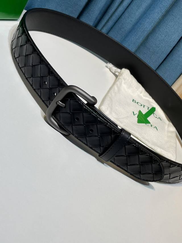 新纯手工编织皮带可为休闲装或正装造型增添优雅韵味，是低调奢华的典范。[嘴唇]采用意大利柔软的胎牛皮全手工精工打造而成，镍色五金扣头令其更显独特别致、[嘴唇]优雅