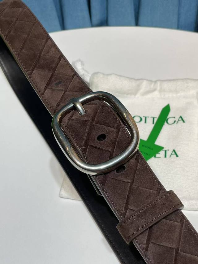 新纯手工编织皮带可为休闲装或正装造型增添优雅韵味，是低调奢华的典范。[嘴唇]采用意大利柔软的胎牛皮全手工精工打造而成，镍色五金扣头令其更显独特别致、[嘴唇]优雅