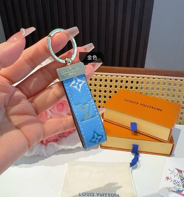 Hot item recommendation: LV keychain with embossed cowhide and gradient pattern