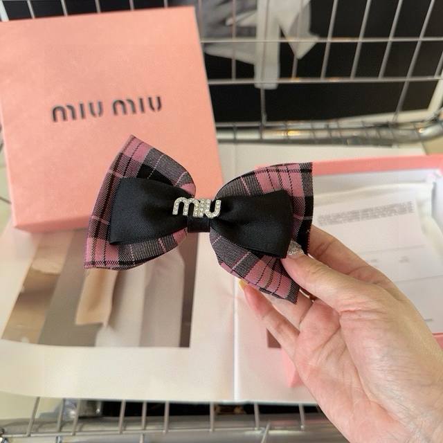 comes with a packaging box Miumiu's new letter duckbill clip is simple and eleg