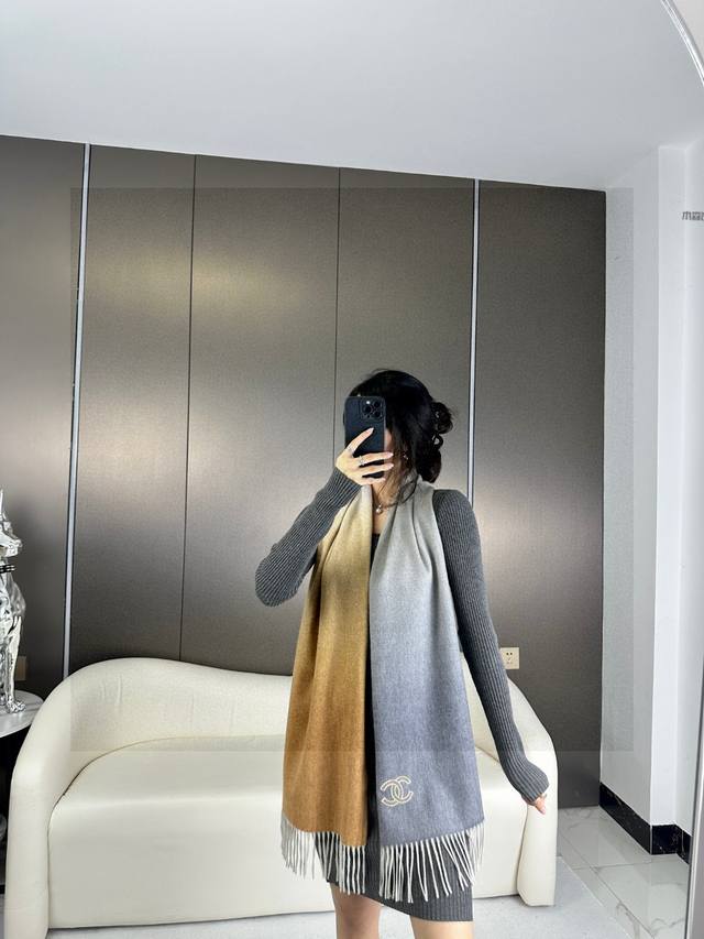 香奈儿 渐变色巴黎时装展商务男士女士通用双面羊绒披肩代工厂P臻选上乘的超细羊绒纤维 进行纯手工精梳处理 耗时耗力 再以清泉水浸泡涤荡 使羊绒纤维呈现出独特的蓬松