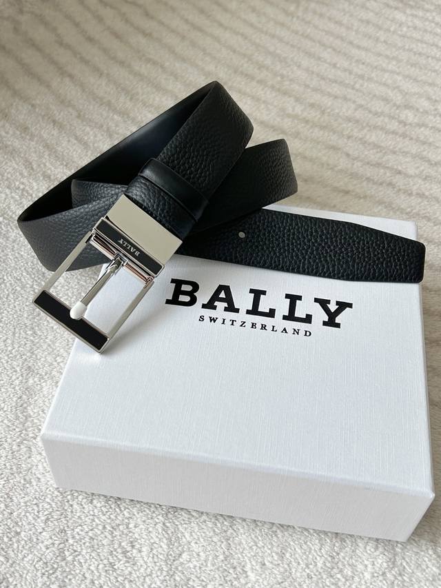 Bally双面用男士商务休闲腰带，宽3.4Cm 这条皮带荔枝纹皮细腻有质感，金属扣简约又高级，商务休闲都能搭，往裤腰上一系，瞬间提升穿搭精致度，实用又好看的宝藏