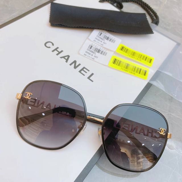 Chane* 香奈*儿新款太阳镜，镜片标志性Logo尽显大牌风范，镜腿金属Chanel吸引眼球，Model：Ch5818，Size：59口17-145 1657