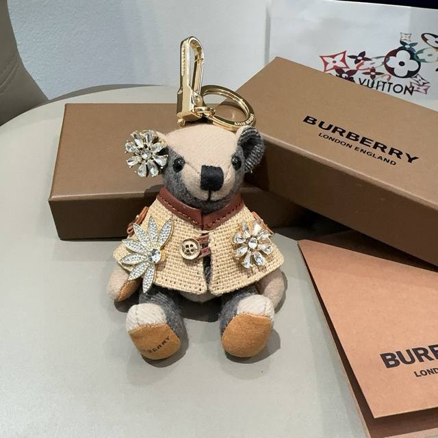 Burberry代工厂P小熊挂件，巴宝莉钻扣熊钥匙扣包包挂件 温柔到心里 内部填充物与专柜一致，手感真的很赞 五金扣全部采用电镀工艺，小熊站立大约12.5Cm