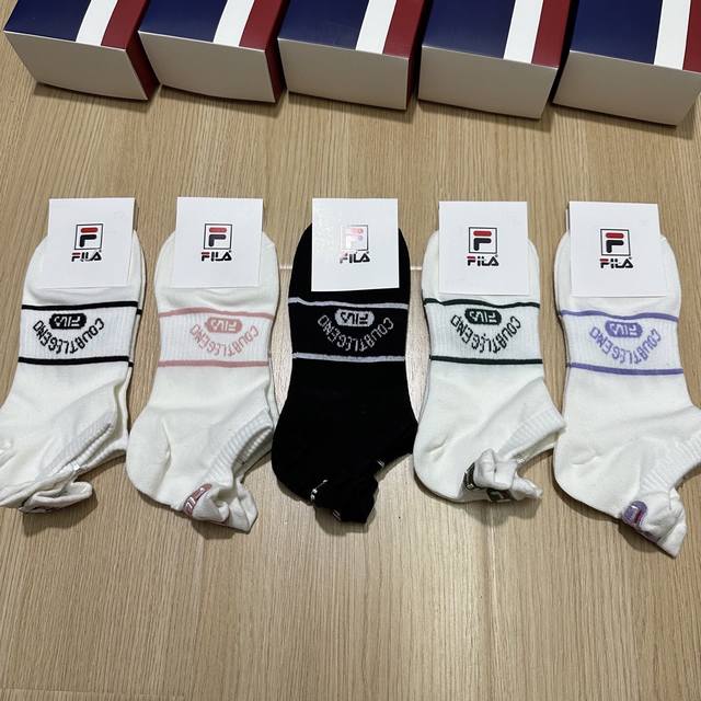 特 Fila 菲乐 新品女款袜子 一盒五双 提花经典标志，超柔软舒适，超火爆小单品，大牌出街，潮人必备超好搭