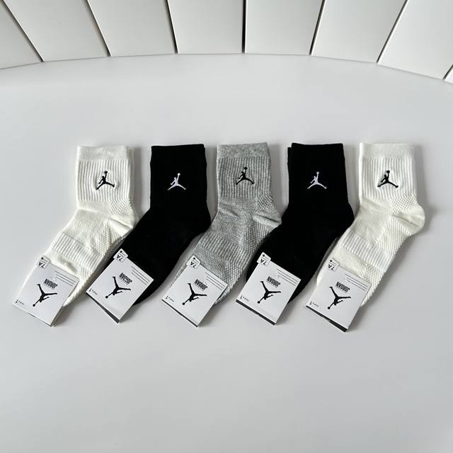 Special packaging Air Jordan new embroidered mid-length stacked socks! Five pai