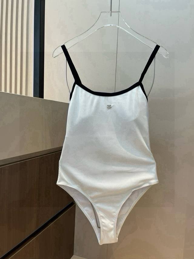 Chanel香奈儿新款连体泳衣 适合多种场景的游泳衣♀海边 游泳池 温泉 水上乐园 漂流都可以内搭也完全可以 连体设计遮肉显高挑 腹部有点肉肉也不影响咱美美的