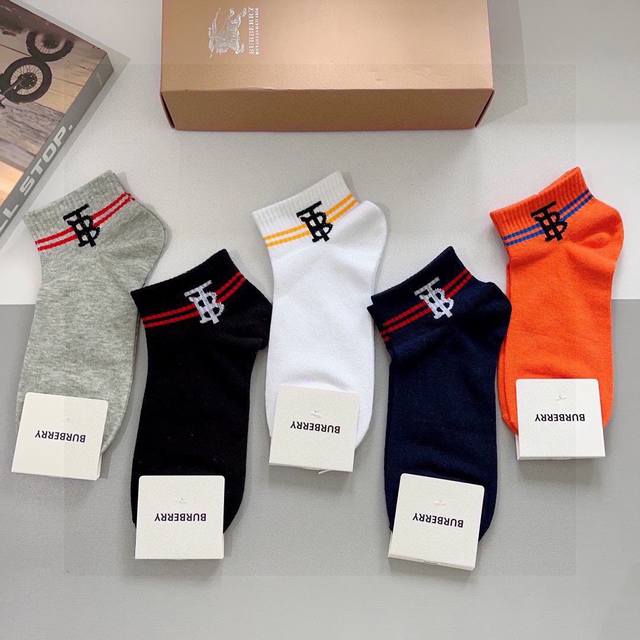 配包装 一盒5双 Burberry 巴宝莉 超火爆小单品，男女通用纯棉面料，潮人必备 爆款格子中筒袜子，经典格子搭配潮流配色，个性时尚百搭款，你值得拥有哦