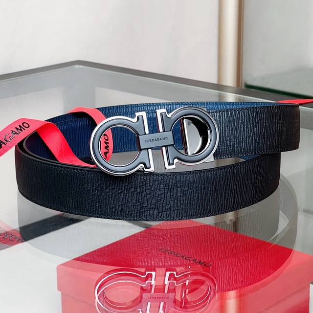 菲 拉～双面可调式Gancini皮带 这款皮带由柔软的牛皮制成，秉持了Ferra Gamo精致高雅的美学设计风格。炮铜色Gancini扣饰呈现一丝现代气息。采用