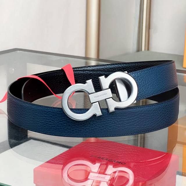 菲 拉～双面可调式Gancini皮带 这款双面双色皮带重新诠释Ferra～Gamo经典Gancini图案，选用闪亮钯金色和炮铜色双层结构扣饰，为经典扣饰设计增添