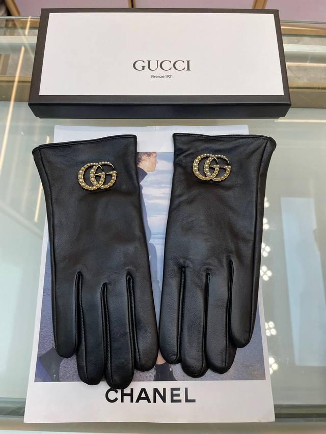 Gucci新款女式真皮手套，采用埃塞俄比亚进口触屏羊皮，简单大方的款式添加小Logo扣，超柔加绒内里佩戴舒适 码数 均码