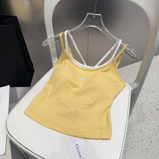 Dior small vest, comes with coasters, wear it alone with a jacket, super hot One