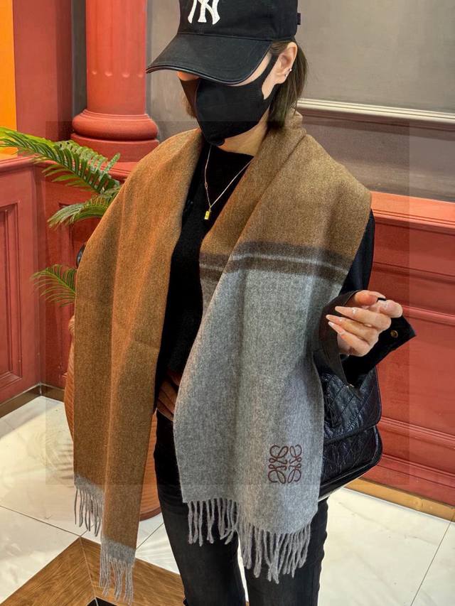 罗意威巴黎时装展商务男士女士通用双面羊绒披肩代工厂P臻选上乘的超细羊绒纤维 进行纯手工精梳处理 耗时耗力 再以清泉水浸泡涤荡 使羊绒纤维呈现出独特的蓬松质感 手