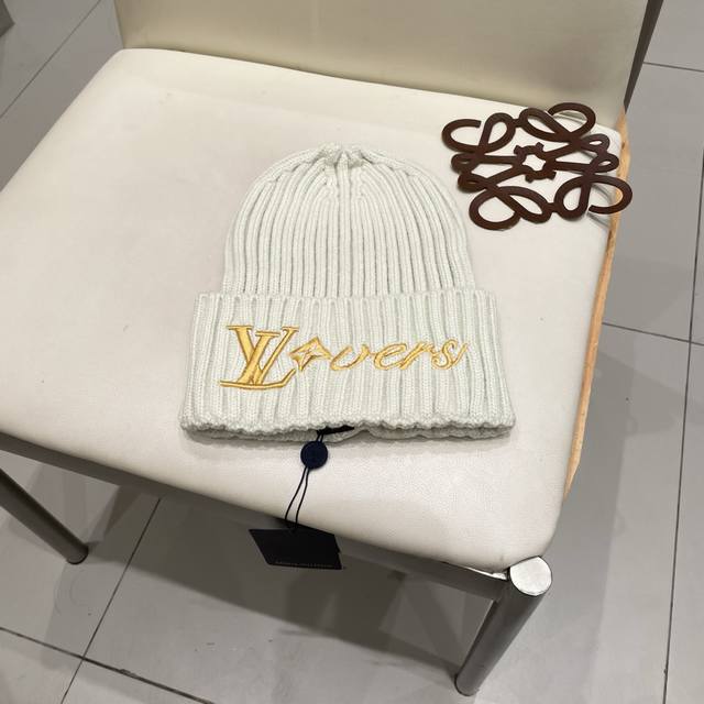 Lv Louis Vuitton 2025 Autumn and Winter New Beanie, Men's and Women's Knitted Ha