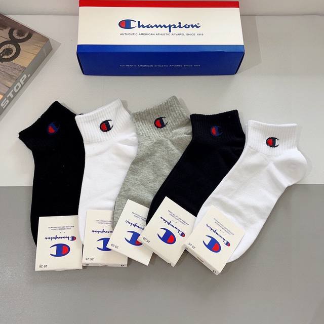 comes with packaging, 5 pairs per box Champion new men's socks! Counter synchro