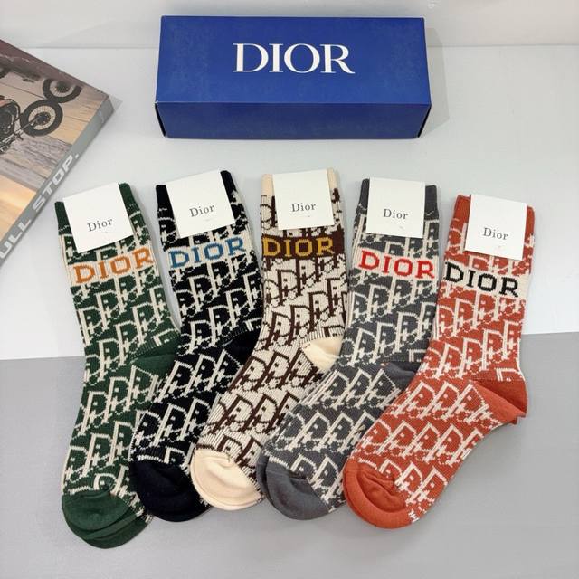 Comes with a box of 5 pairs of Dior's new calf socks! Double-needle, double-way