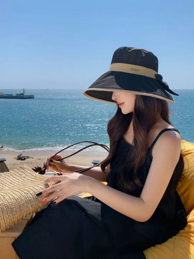 Dior's new spring and summer bucket hat is hot on the market. It is a versatile