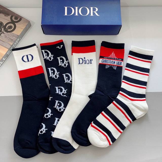 Comes with a box of 5 pairs of Dior's new calf socks! Made of pure cotton, feat Comes with a box of 5 pairs of Dior's new calf socks! Made of pure cotton, feat