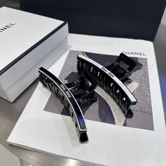 配包装盒 Miumiu新款字母抓夹，简单优雅，实用百搭，值得入手！