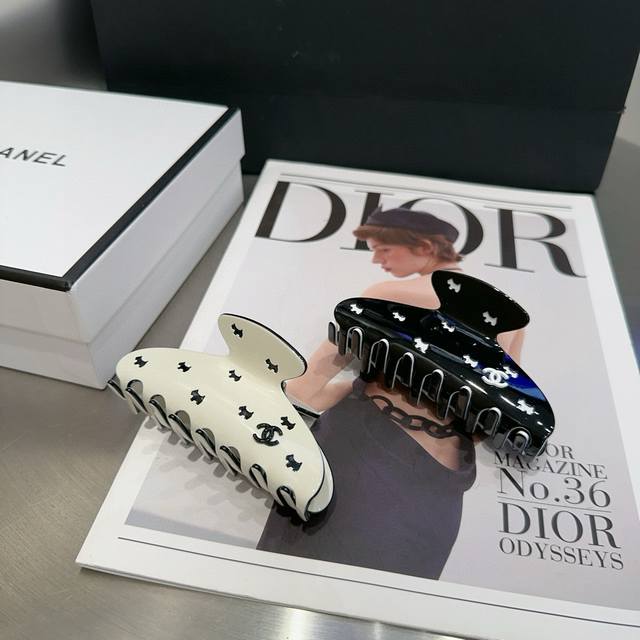 配包装盒 Chanel 香奈儿 最新款小香爆款抓夹，名媛范儿十足，小仙女必备