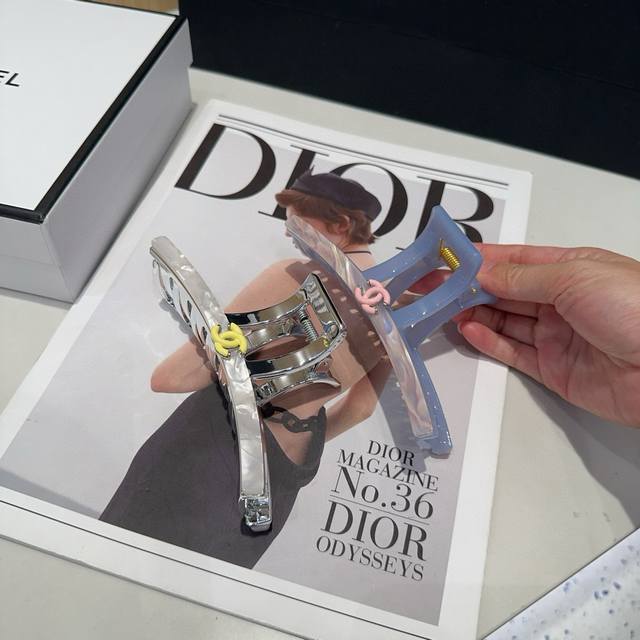 配包装盒 Chanel 香奈儿 最新款小香爆款抓夹，名媛范儿十足，小仙女必备