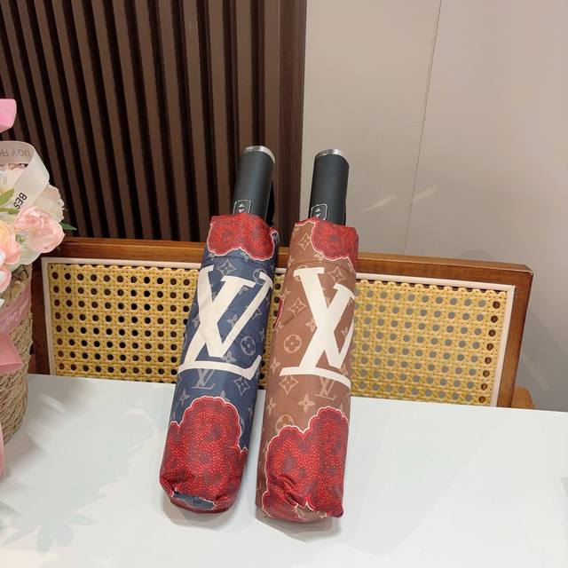 Louis Vuitton 路易威登 2025新款 经典字母 三折自动折叠晴雨伞 新涂层技术深色伞面 拥有令人惊喜的遮光效果！2色
