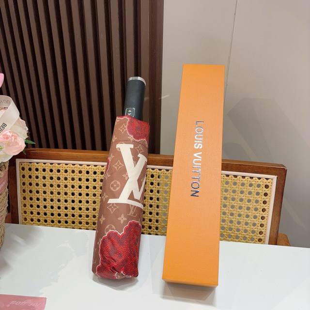 Louis Vuitton 路易威登 2025新款 经典字母 三折自动折叠晴雨伞 新涂层技术深色伞面 拥有令人惊喜的遮光效果！2色