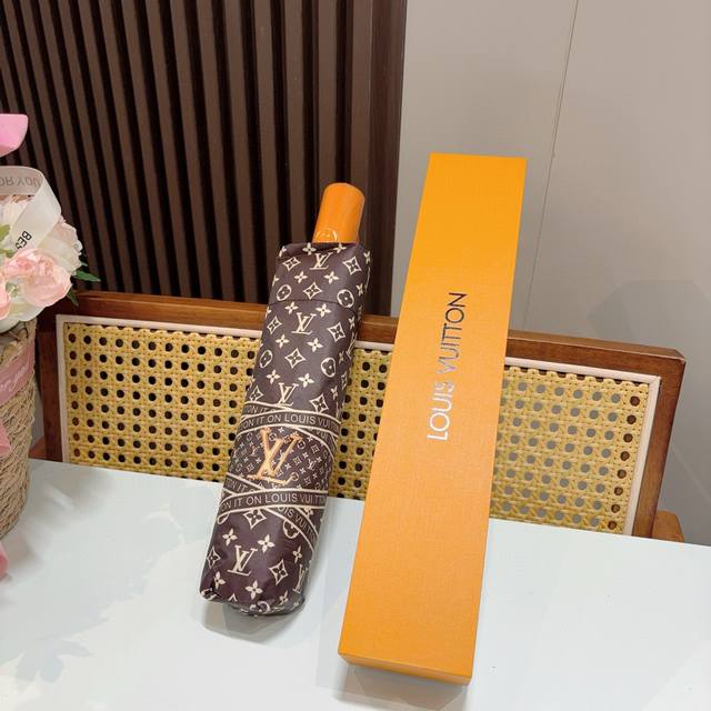 Louis Vuitton 路易威登 2025新款 经典字母 三折自动折叠晴雨伞 新涂层技术深色伞面 拥有令人惊喜的遮光效果！2色