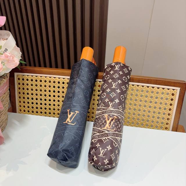 Louis Vuitton 路易威登 2025新款 经典字母 三折自动折叠晴雨伞 新涂层技术深色伞面 拥有令人惊喜的遮光效果！2色