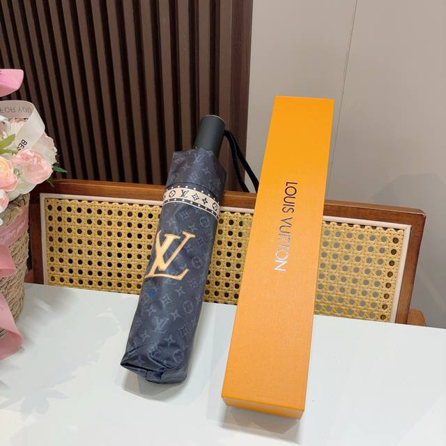 Louis Vuitton 路易威登 2025新款 经典字母 三折自动折叠晴雨伞 新涂层技术深色伞面 拥有令人惊喜的遮光效果！2色