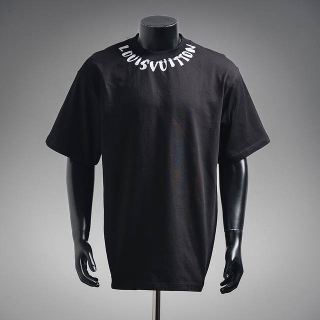 Louis Vuitton 路易威登 25Ss领口Logo链条标识胶印圆领短袖T恤 颜色：黑色 白色 采用客供硫精棉面料，领襟处配以品牌字母Logo进口胶条标志