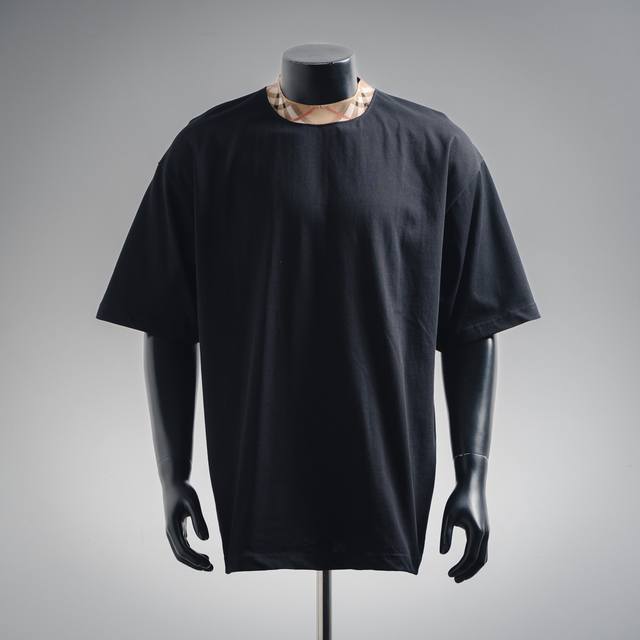 Burberry 巴宝莉 25Ss 格纹领拼接短袖 Burberry新款圆领 T 恤衫，选用平织棉面料打造，呈现休闲版型。融入 Burberry 格纹饰带设计，